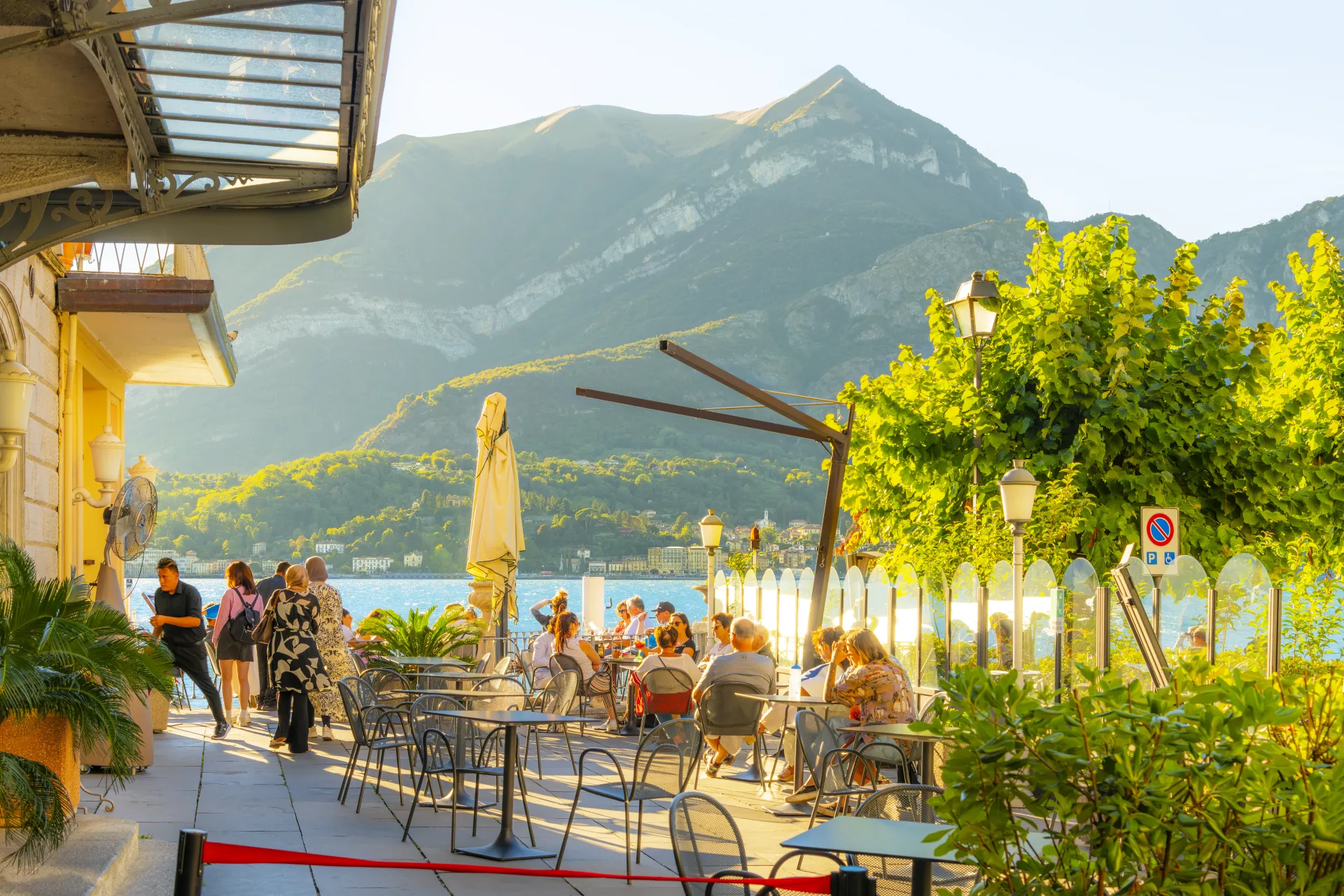 Cafe on the Bellagio waterfront